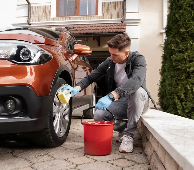 Lavage auto à domicile Barentin : professionnel intervenant sur un véhicule